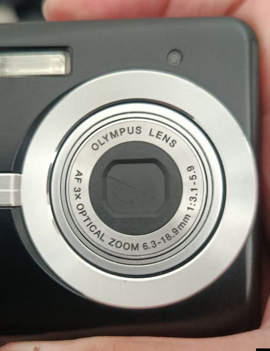 Máquina fotográfica digital Olympus fe 
10 megapixels 
A pilhas
Com o cabo recarrega pilhas recarregáveis