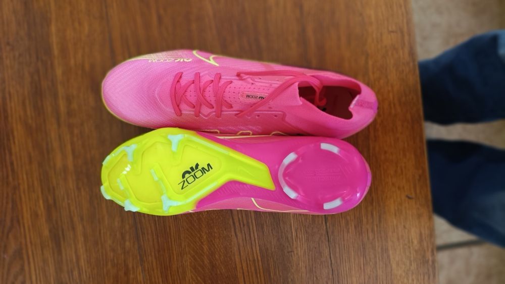 Nowe korki półprofesionalne Nike Mercurial