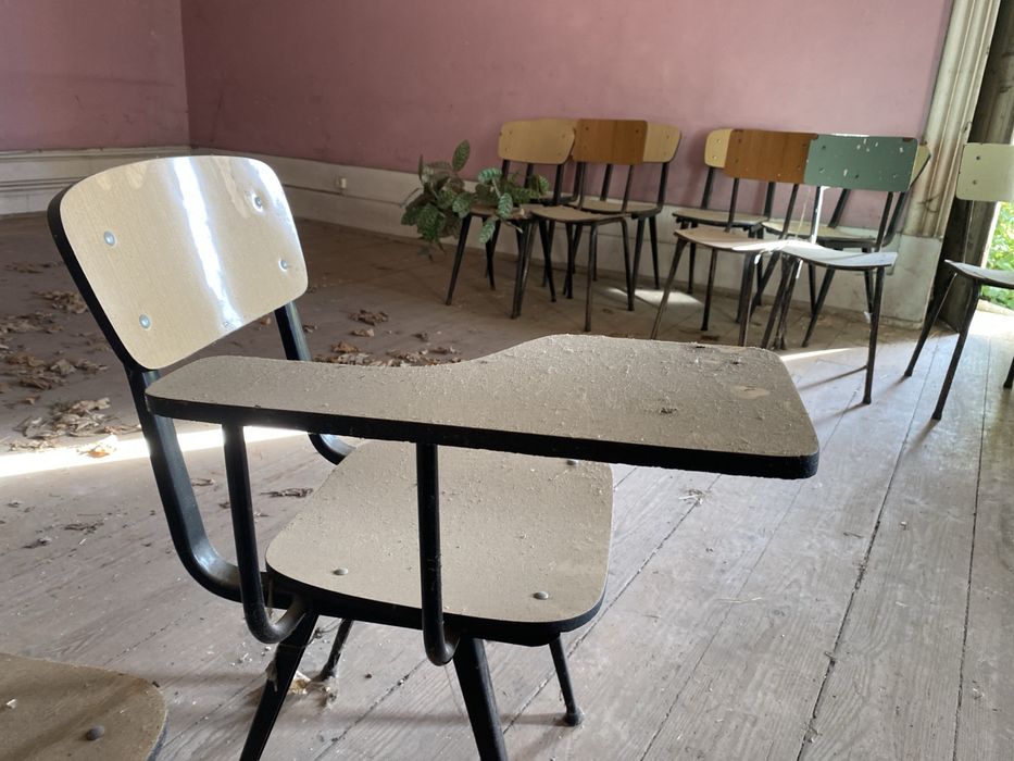 Lote de cadeiras com mesa lateral  escolares seminovas (90 cadeiras )