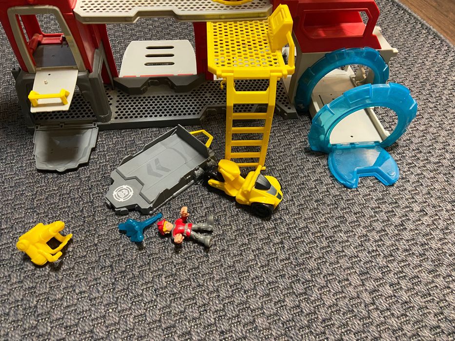 TRANSFORMERS Rescue Bot - remiza strażacka