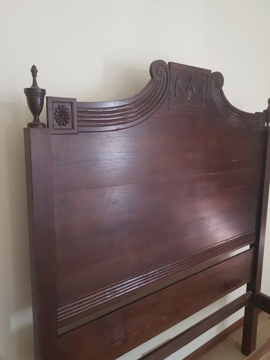 Imponente cama em madeira castanho