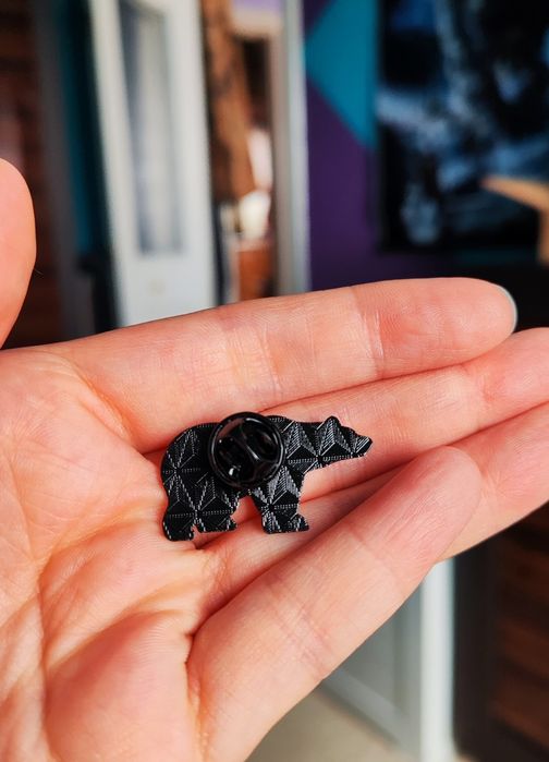 Niedźwiedź Miś Szkielet - metalowy pin przypinka broszka