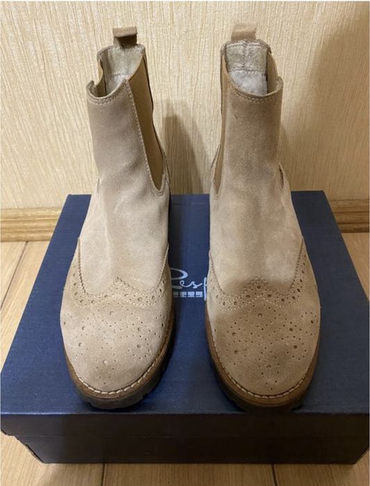 Замшеві ботинки.