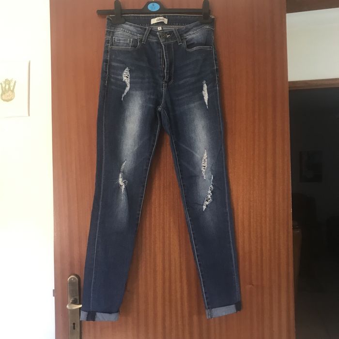 Calca de ganga elastica com rasgos nas pernas