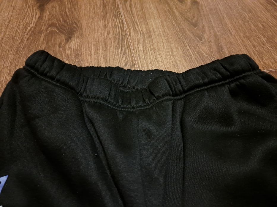 Czarne Spodnie dresowe z niebieskimi motylkami