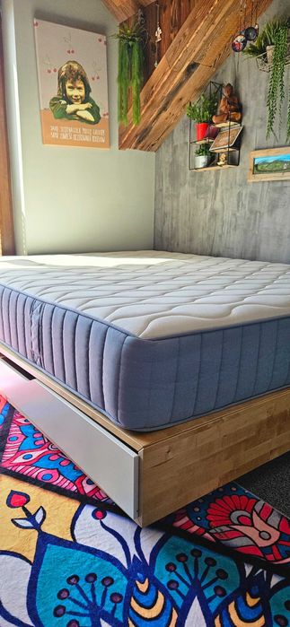 Łóżko z materacem 160 x 200