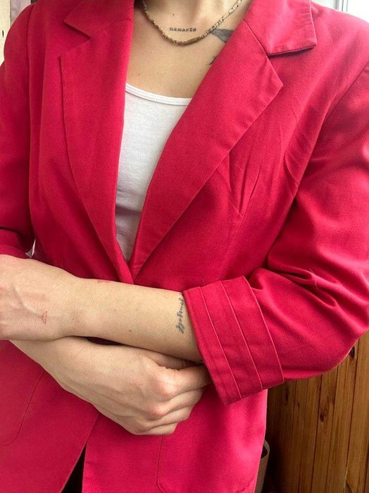 Яскравий рожевий піджак