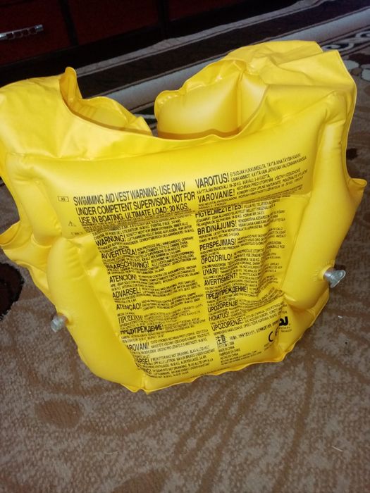 Надувний жилет для плавання