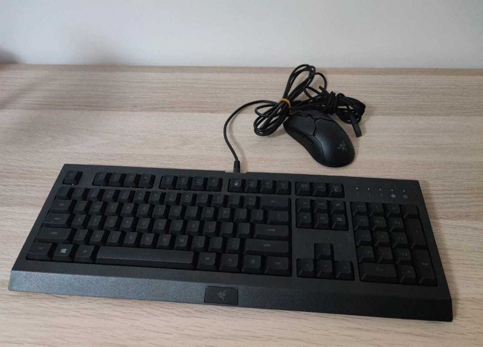 Conjunto "Level Up Bundle": Teclado Razer Cynosa Lite e Rato Razer Vip
