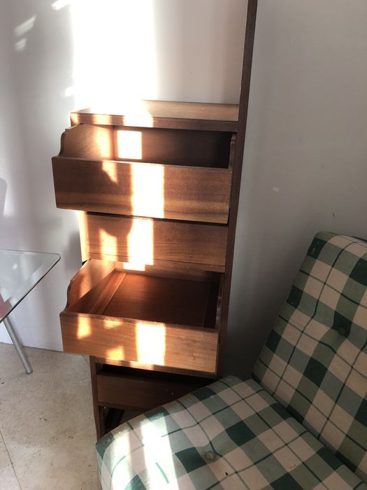 Estante madeira com gavetas