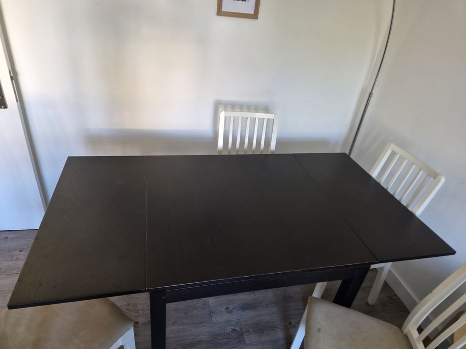 Mesa com 4 cadeiras