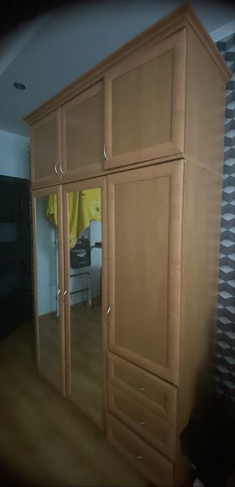 Шафа для одягу.