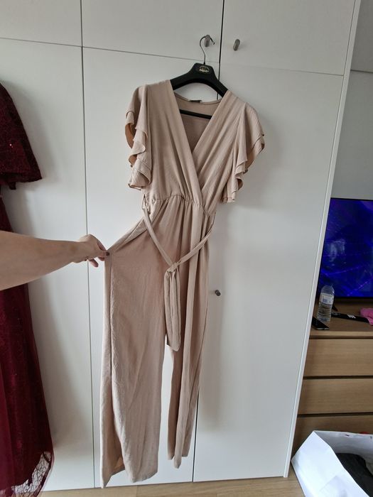 Vários vestidos e peças roupa mulher