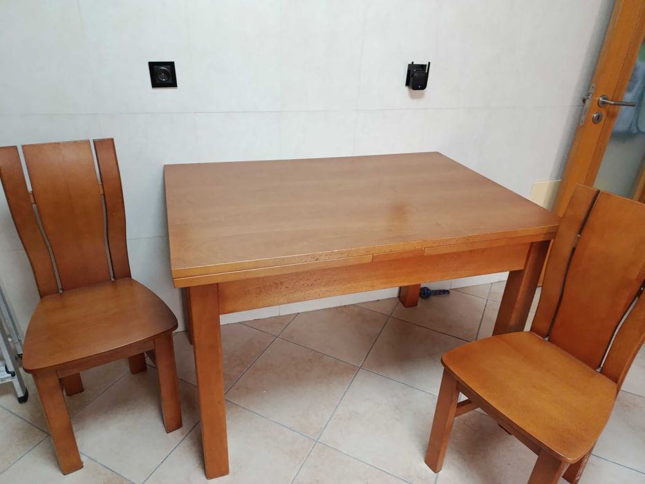 Mesa de madeira extensível e 4 cadeiras