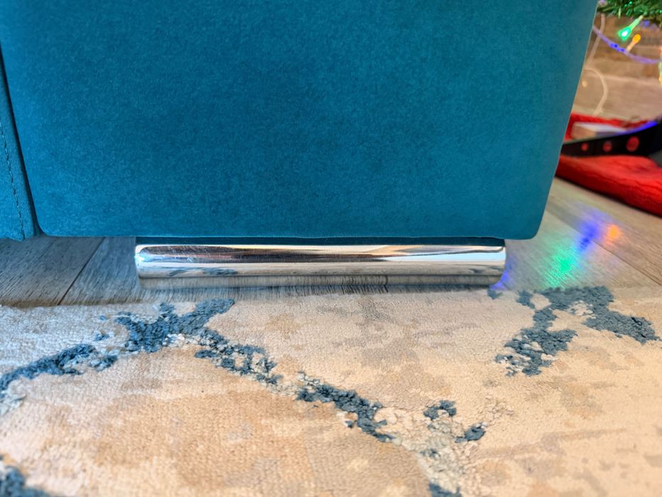 Sofá de 2 lugares + dois banquinhos para os pés. Anti-gato.