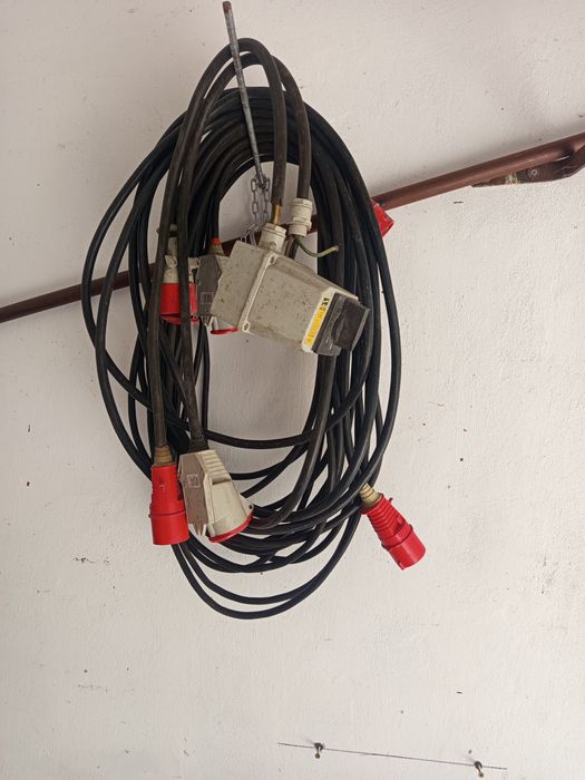 Sprzedam dwa przedłużacze m4pin + przełącznik start stop