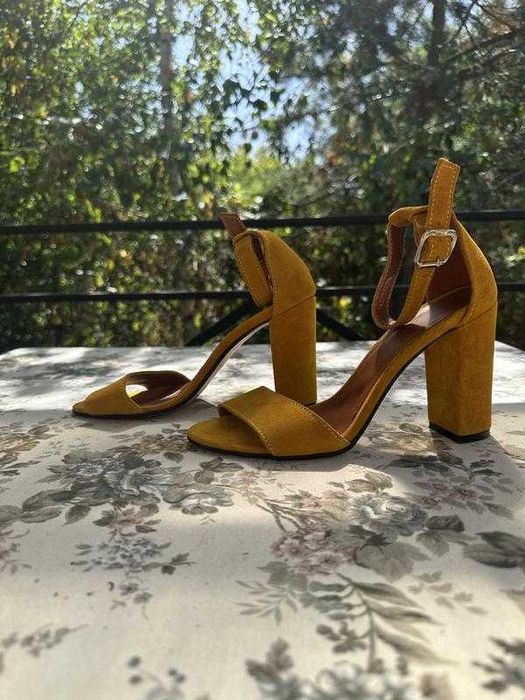 Босоніжки жовті замшеві