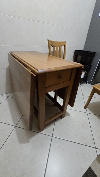 Mesa de jantar com 4 cadeiras