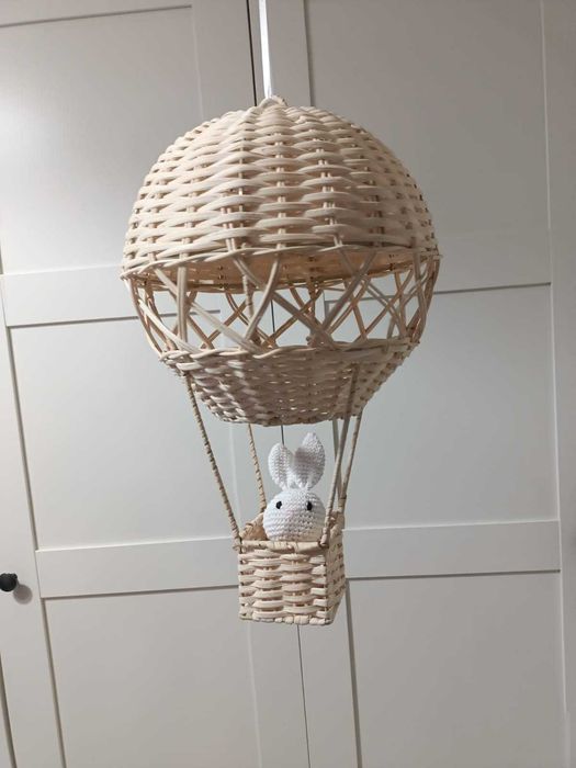 balon na powietrze z wikliny ozdoba dziecięcego pokoju