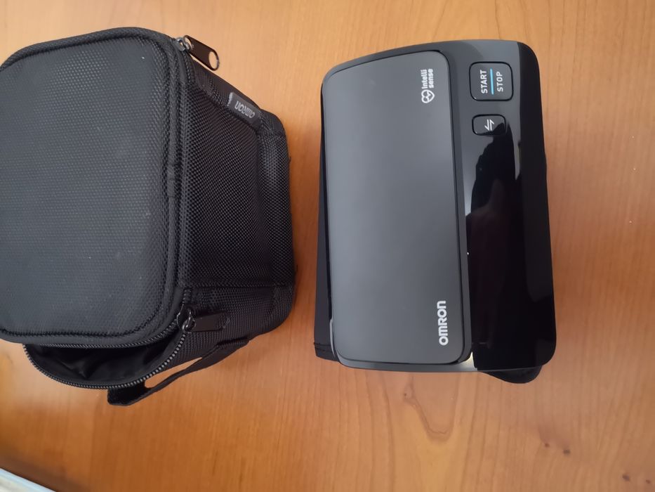 Medidor de Tensão Arterial OMRON de Braço + Estojo – Como Novo