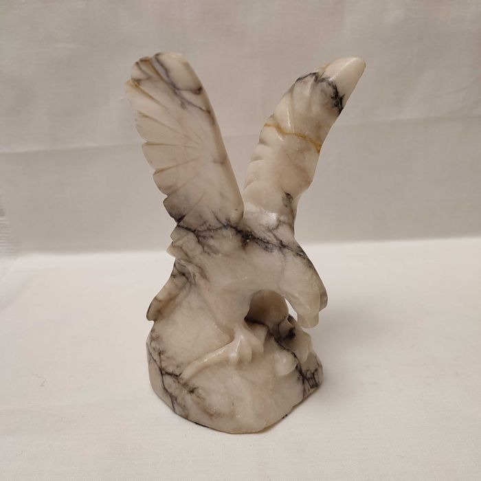 мраморная статуэтка орел