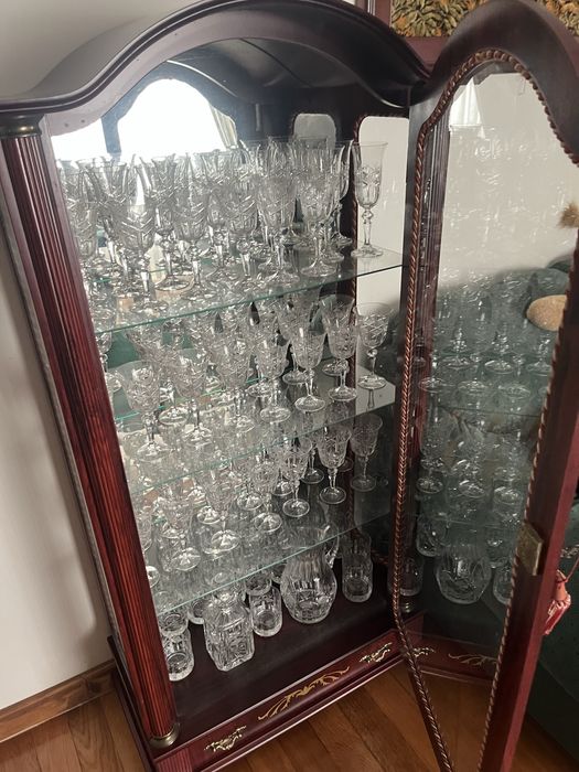 Armario com coleção de copos de cristal