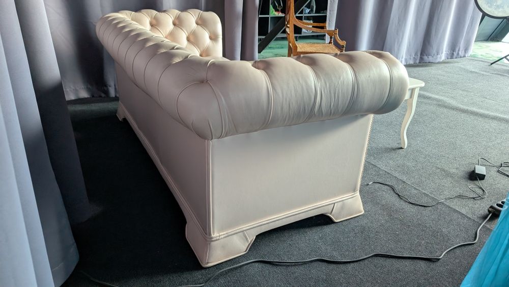 Продам кожаный диван со столиком в офис, прихожую или в баню