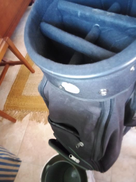 Saco de golf com tacos e bolas