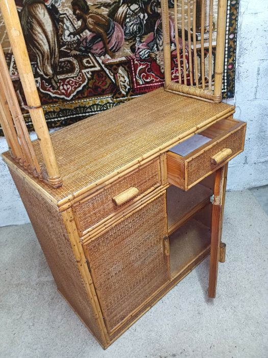 Móvel em bambu, exemplar estado.
Muito  versátil e com um design desigual. Medidas em foto no anúncio.
Intervenção de restauro.
