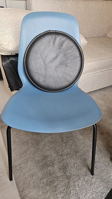 Cadeira azul com almofada