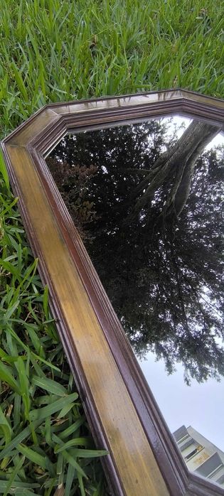 Belíssimo espelho com moldura em madeira dourada . Medidas: 65/50cm