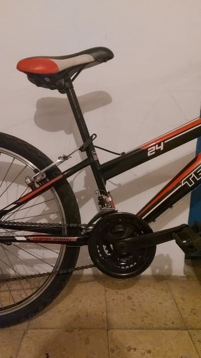 Bicicleta preta e vermelha usada