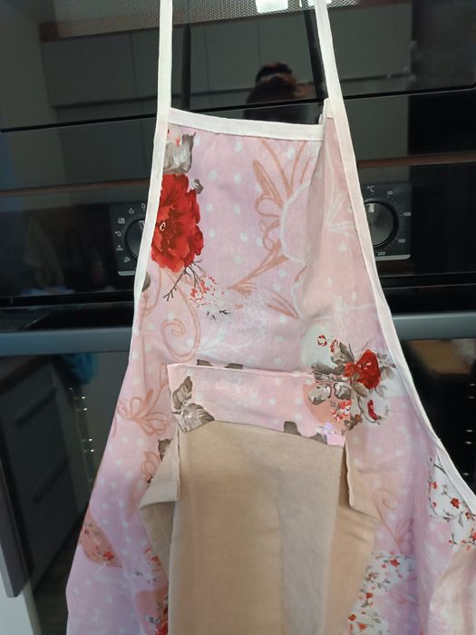 Nowy fartuszek kuchenny, zapinany ręczniczek na guziki