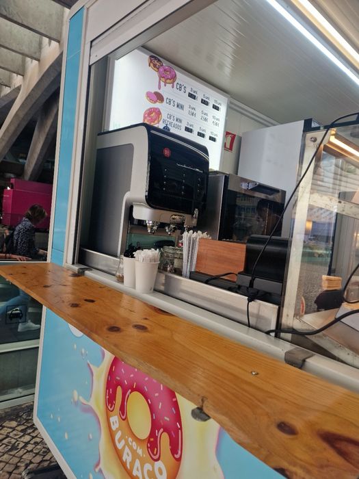 Vende se quiosque e trespasse de loja
