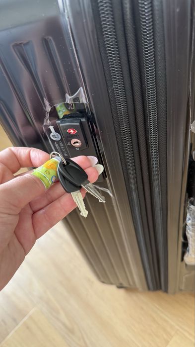 Walizka średniej wielkości, praktycznie jak nowa