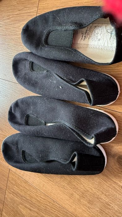 Duas sapatilhas de ginástica para rapazes