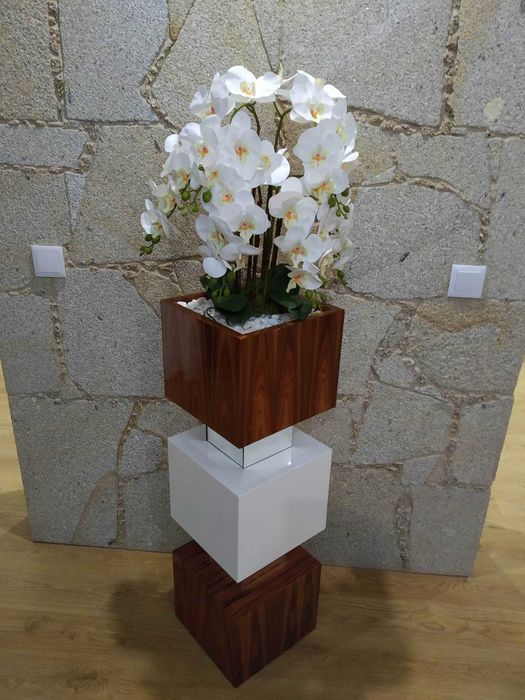 Floreiras decorativas lacadas e em folha de madeira