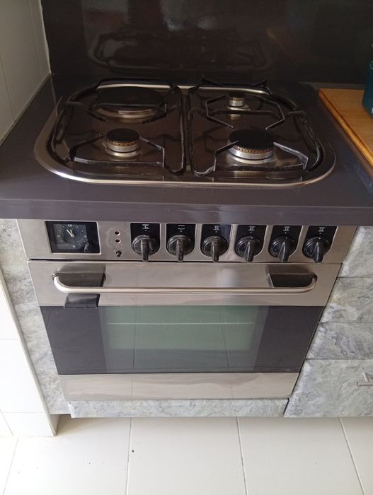 Placa com 3 bocas a gás e uma elétrica + forno elétrico