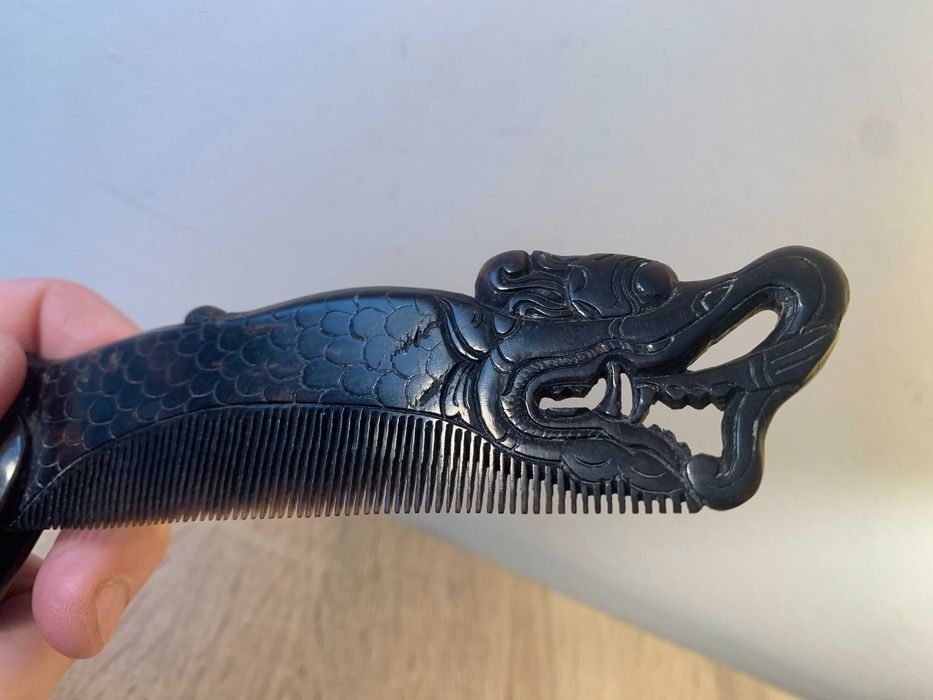 składany pięknie zdobiony ręcznie robiony grzebień z rogu, Vintage