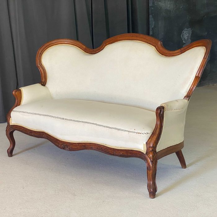 Elegancka sofa ludwikowska, rzeźbiona rama, klasyczna forma