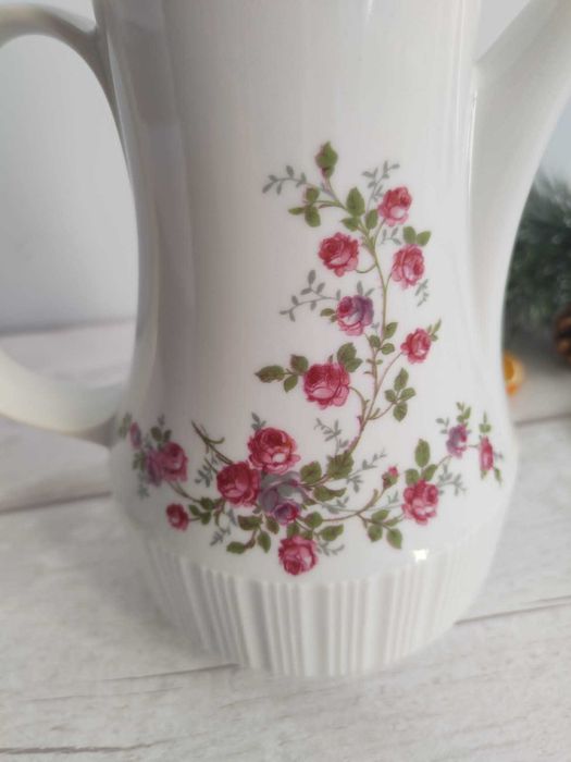 Czajnik, dzbanek, imbryk porcelanowy na kawę lub herbatę