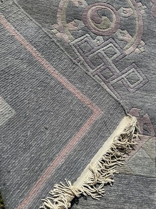 Duży, bardzo ciężki dywan o wymiarach 300x250 cm. Ręcznie tkany.