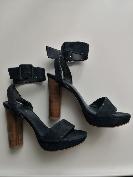 Нові замшеві босоніжки на каблуку