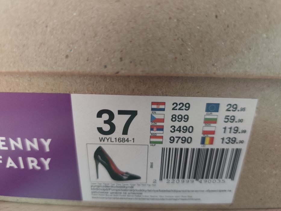 Czarne szpilki lakierowane