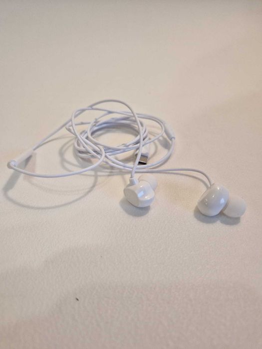 Przewodowe magnetyczne słuchawki douszne z etui i pilotem - białe