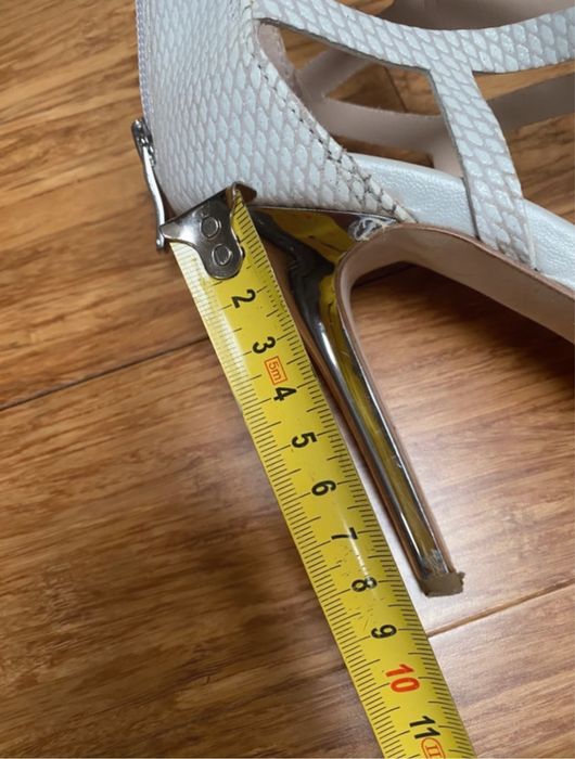 Szpilki damskie, sandały.