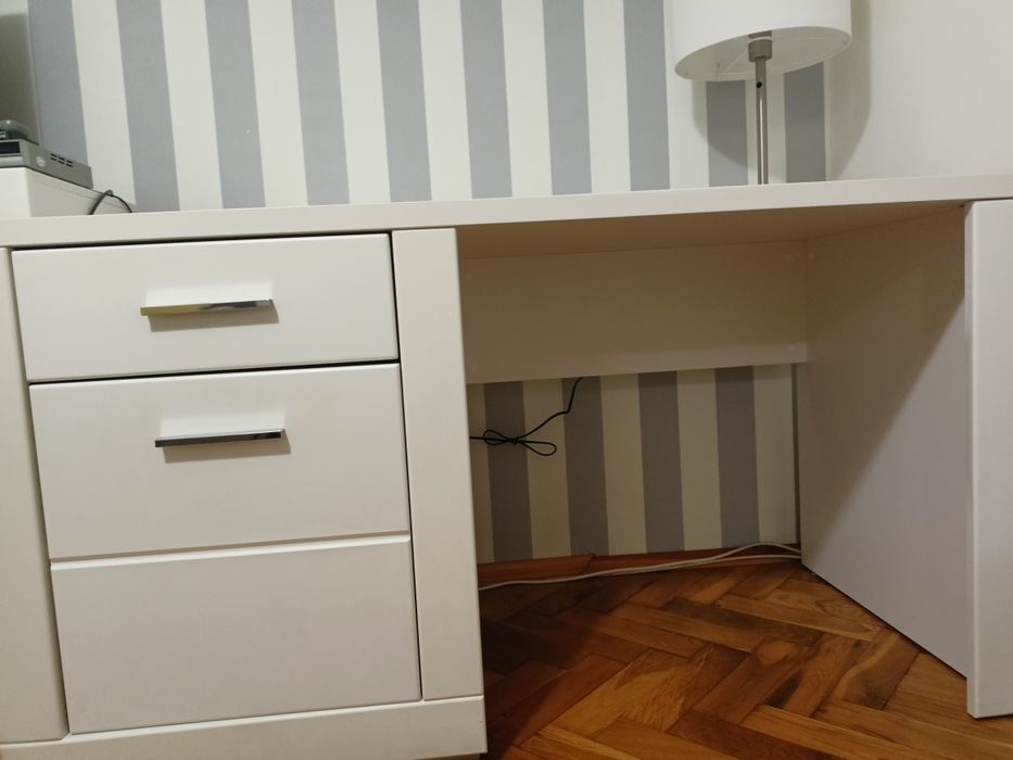 Białe biurko w bardzo dobrym stanie