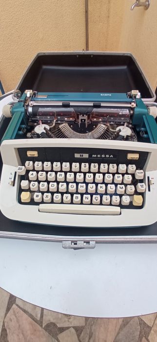 Máquina de escrever antiga em bom estado