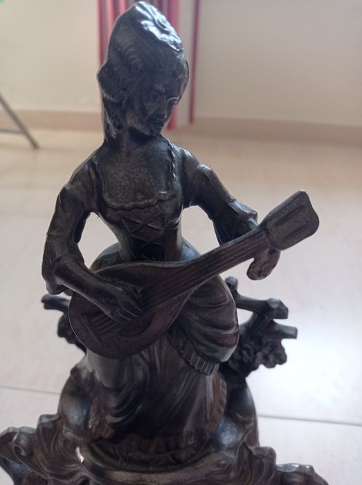 Estátua com relógio