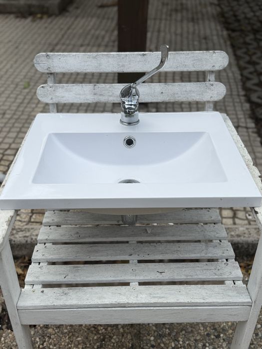 Vendo lavatório branco com torneira incluída